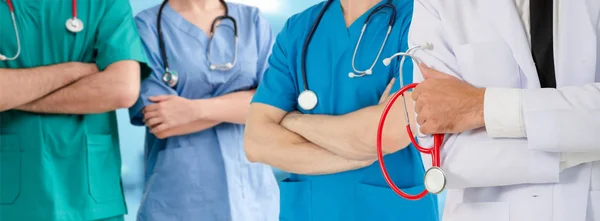 Médico que trabaja en el hospital con otros médicos . — Foto de Stock