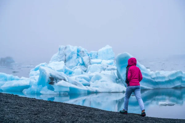 Viajar en la laguna glaciar de Jokulsarlon en Islandia . — Foto de Stock