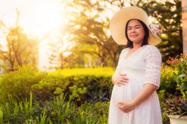 Hamile kadın bahçe evinde mutlu..