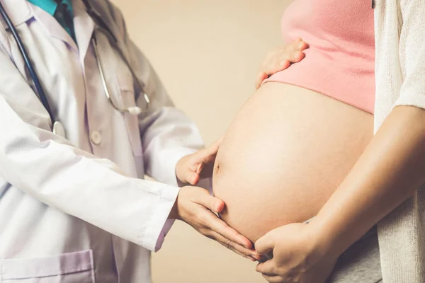 Mulher Grávida e Ginecologista Médica do Hospital — Fotografia de Stock