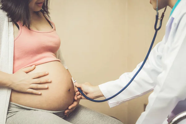 Mulher Grávida e Ginecologista Médica do Hospital — Fotografia de Stock