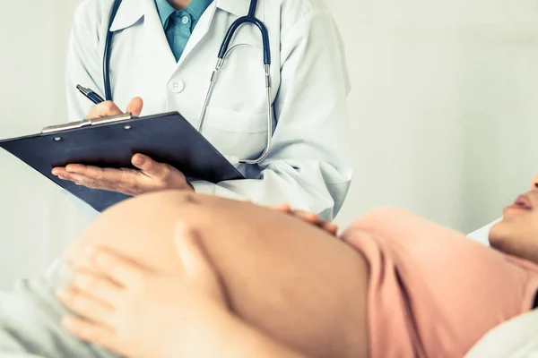 Mujer embarazada y médico ginecólogo en el hospital — Foto de Stock