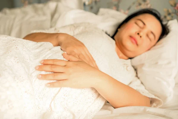 Mujer embarazada feliz y esperando un bebé en casa. — Foto de Stock