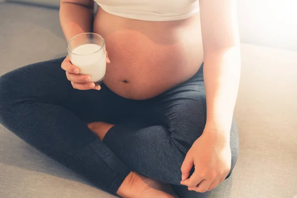 Wanita hamil yang bahagia dan mengharapkan bayi di rumah. — Stok Foto