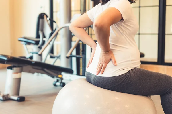 Ejercicio activo de mujer embarazada en el gimnasio. — Foto de Stock