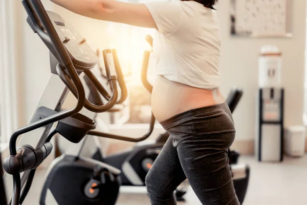 Active pregnant woman exercise in fitness center. — Stock Photo, Image