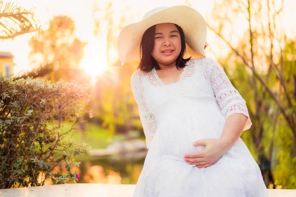 Mulher grávida sentindo-se feliz em casa jardim. — Fotografia de Stock
