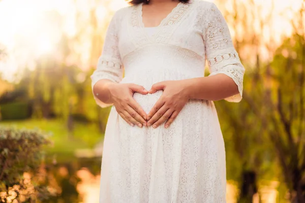 Zwangere vrouw zich gelukkig voelen in de tuin huis. — Stockfoto