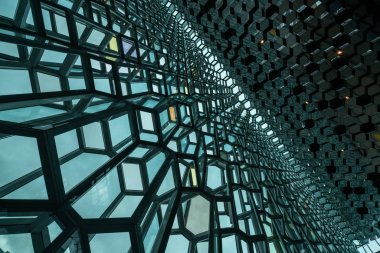 Haykjavik, İzlanda'da Harpa'nın ayrıntılı görünümü.