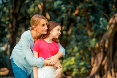Mutlu anne ve parkta küçük çocuk kızı.