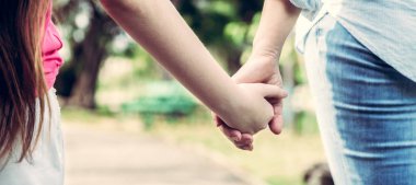 Mutlu anne ve parkta küçük çocuk kızı.