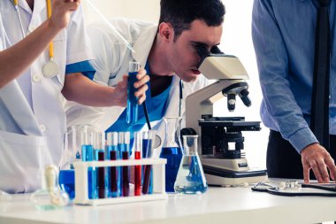 Kimya laboratuvarında çalışan bir grup bilim adamı.