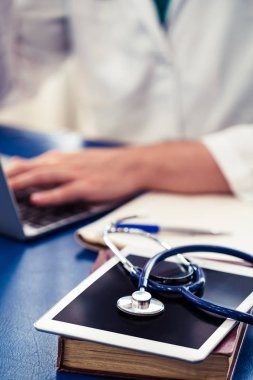 Hastane ofisinde çalışan doktor.