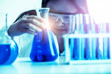 Biyokimya laboratuvarında çalışan bilim adamı.