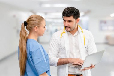 Hastanede ki doktorlar başka bir doktorla çalışıyor..