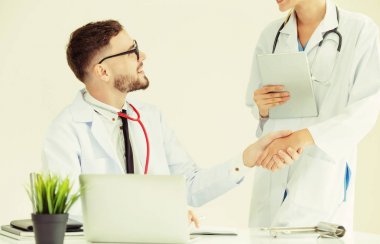 Hastanedeki doktor başka bir doktorla el sıkışıyor