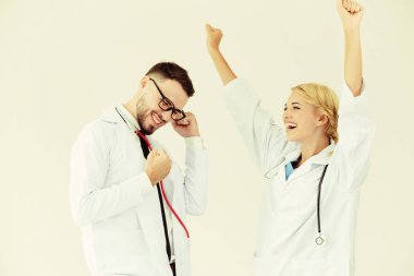 Mutlu doktor ortağı ile başarı kutluyor.