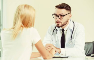 Hastane Ofisinde Erkek Doktor ve Kadın Hasta