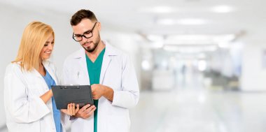 Doktorlar iş arkadaşlarıyla hastanede çalışıyorlar..