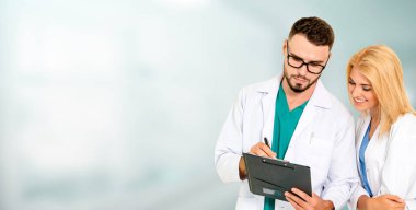 Doktorlar iş arkadaşlarıyla hastanede çalışıyorlar..