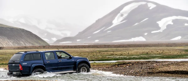 4WD汽车驶离Landmannalaugar冰岛公路 — 图库照片
