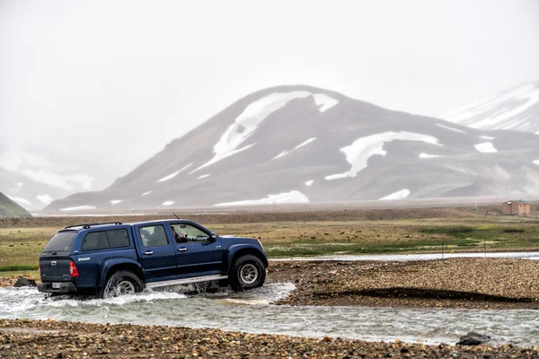 4WD汽车驶离Landmannalaugar冰岛公路 — 图库照片