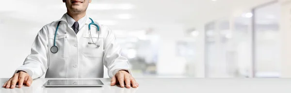 Médico com computador tablet no escritório do hospital . — Fotografia de Stock