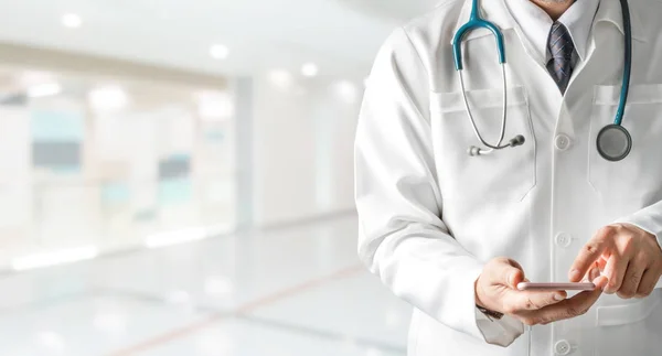 Médico masculino usando teléfono móvil en el hospital. —  Fotos de Stock