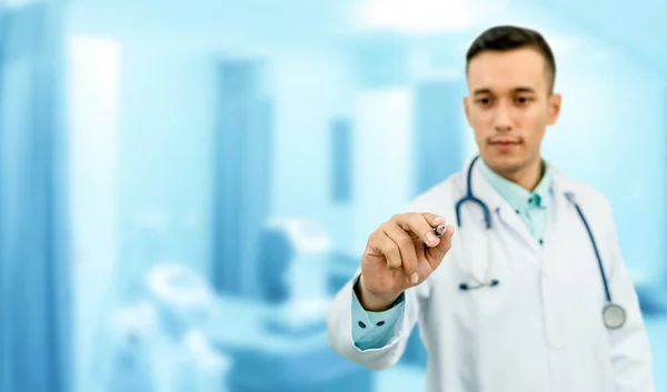 Médico apontando caneta no espaço vazio para o seu texto. — Fotografia de Stock