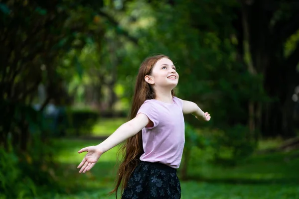 Feliz bonito menina brincando no parque . — Fotografia de Stock