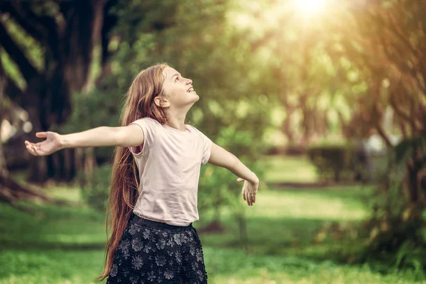 Joyeux mignon petite fille jouer dans le parc . — Photo