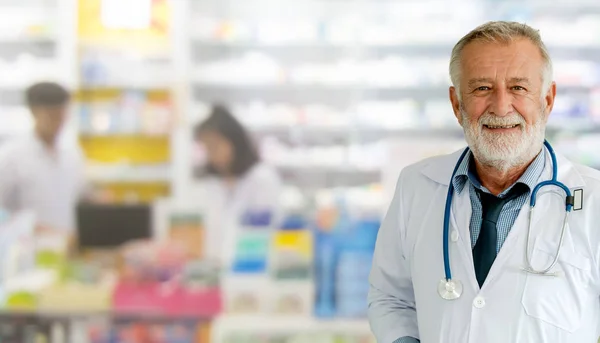 Senior apotheker werkzaam bij het ziekenhuis. — Stockfoto