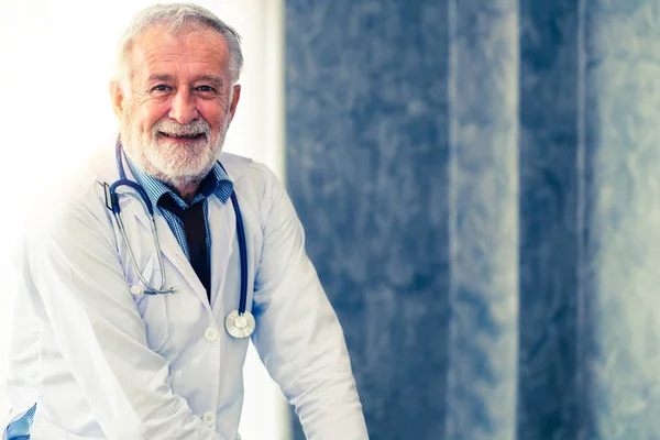 Médico trabajando en la oficina del hospital . — Foto de Stock