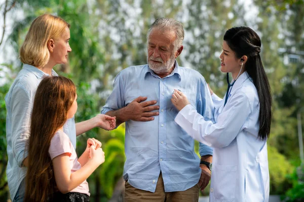 Família saudável feliz e médico falando no parque . — Fotografia de Stock