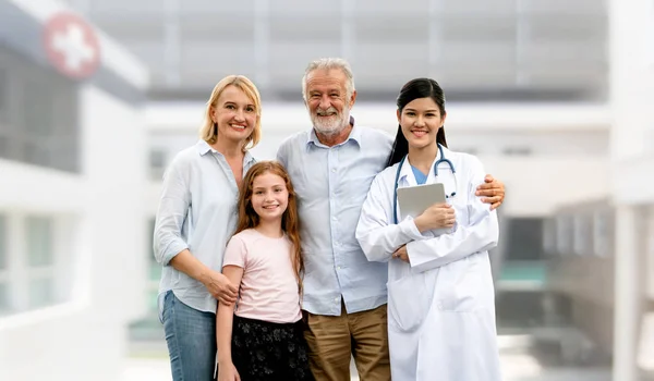 Doctor with happy family at hospital. — Stock Photo, Image