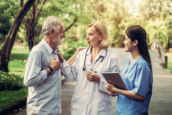 Senior paar praten met verpleegkundige of verzorger. — Stockfoto