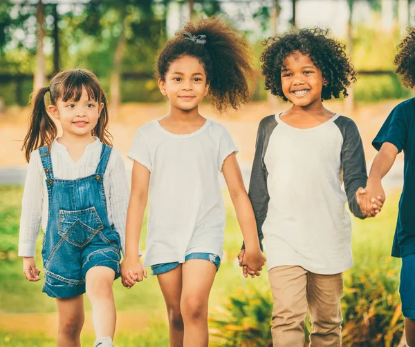 Grupo de crianças felizes brincando no parque na escola . — Fotografia de Stock