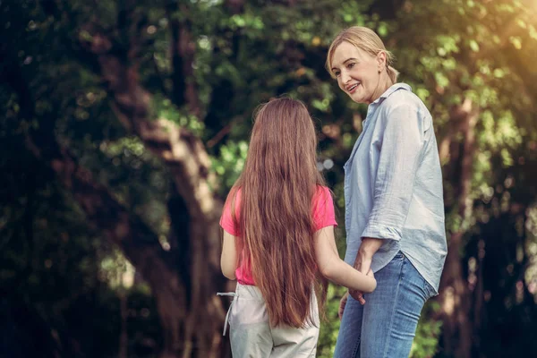 행복한 어머니 과 작은 아이 딸 에 공원. — 스톡 사진