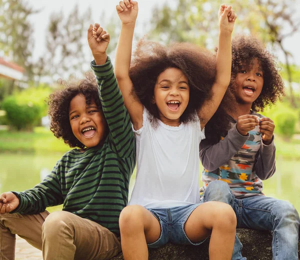 Happy Kids grupp spelar i parken i skolan. — Stockfoto