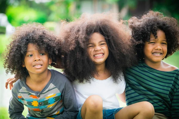 Groupe d'enfants heureux jouant dans le parc à l'école . — Photo