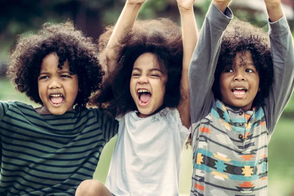 Группа счастливых детей играет в парке в школе . — стоковое фото