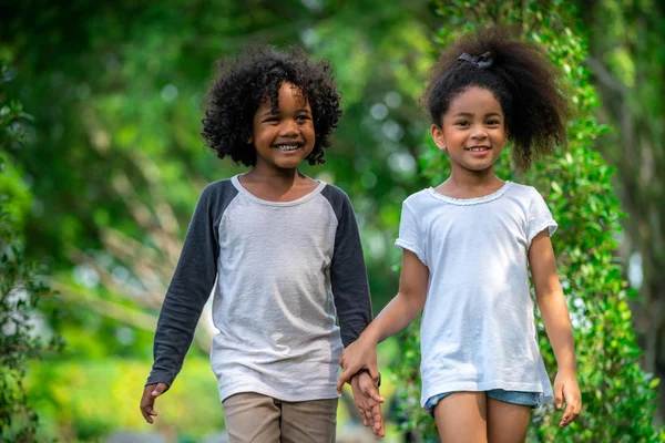 Feliz niño y niña en el parque . — Foto de Stock