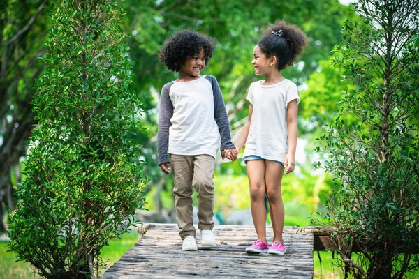 男の子と女の子、公園で幸せ. — ストック写真