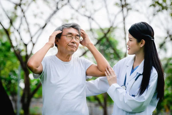 Amistoso médico cuidando de un hombre mayor . — Foto de Stock