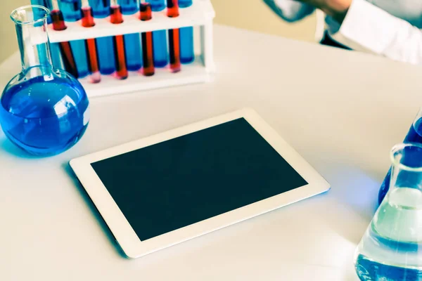 Tablet computer en laboratorio de química . — Foto de Stock