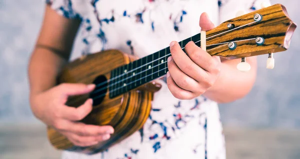 Mujer feliz músico tocando ukelele en estudio . —  Fotos de Stock