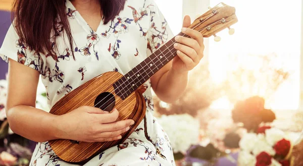 Mujer feliz músico tocando ukelele en estudio . —  Fotos de Stock