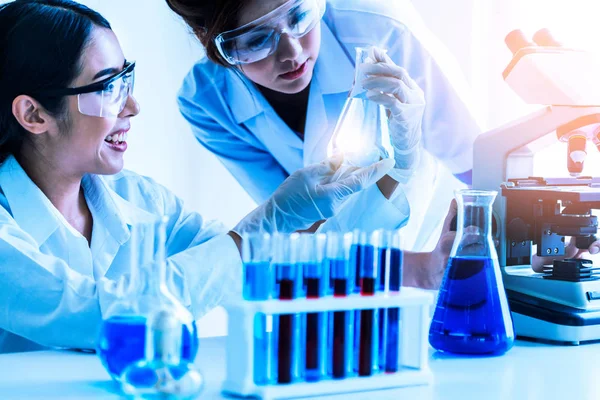 Group of scientists working in chemical lab. — Stock Photo, Image