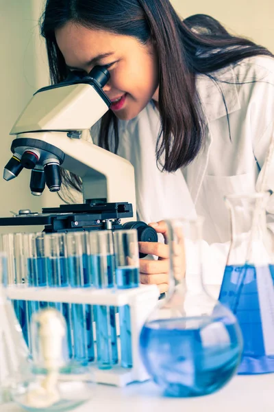 Científico trabajando en laboratorio de bioquímica . —  Fotos de Stock