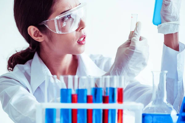 Forskare som arbetar i biokemi Laboratory. — Stockfoto
